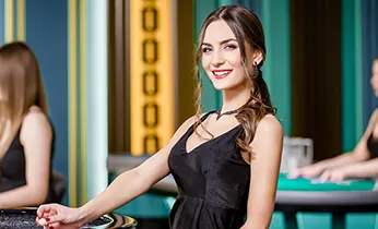 Hình ảnh hai bàn tay bắt tay trên tài liệu pháp lý, tượng trưng cho giải quyết tranh chấp công bằng trên betcom88 app